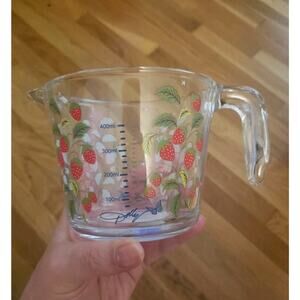 Dolly Parton 2-Cup Glass Measuring Cup Strawberry Pattern Kitchen Bakeware NEW